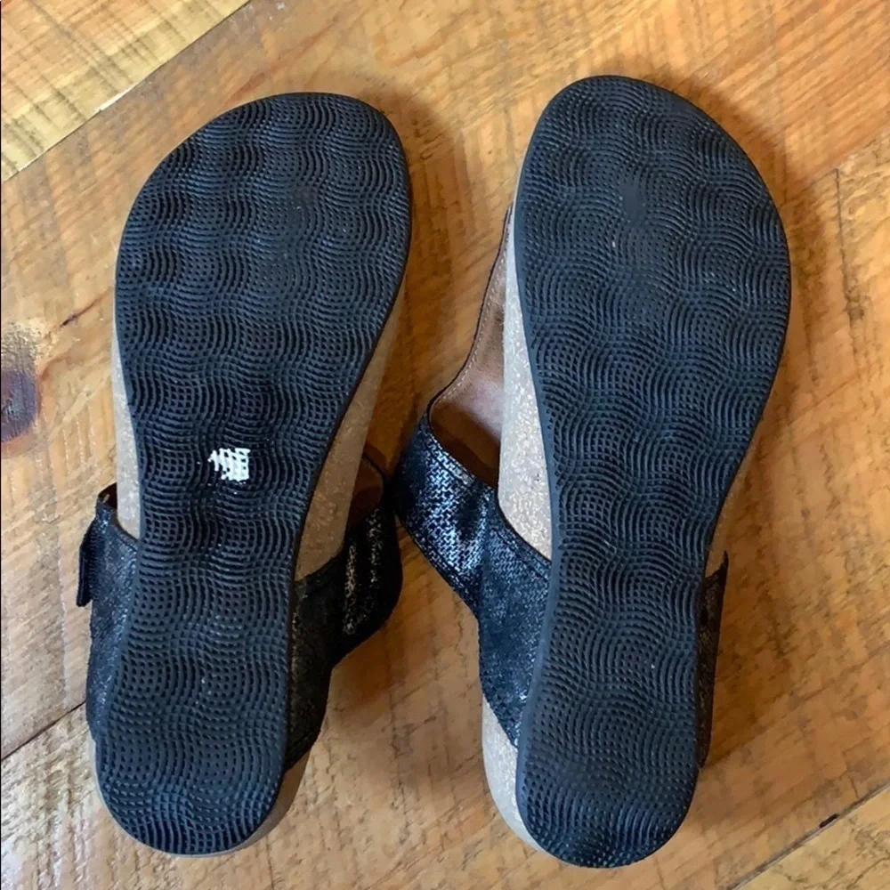 Taos Lucy thong style sandals Black & silver Size 8-8.5